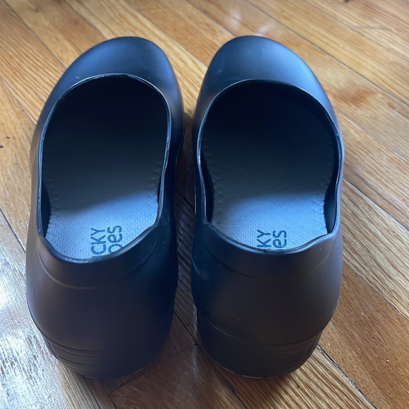 Sticky Shoes Black Clogs - Picture 2 of 5